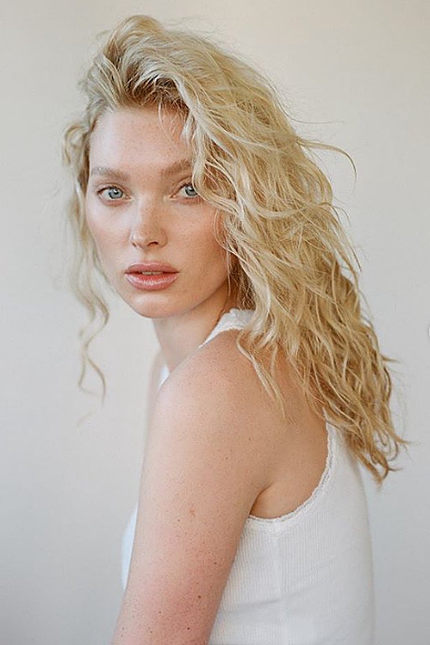 Las melenas teñidas y con tratamientos químicos como los ondulados requieren un extra en los tratamientos de hidratación: mascarila semanal y cuidados diarios.