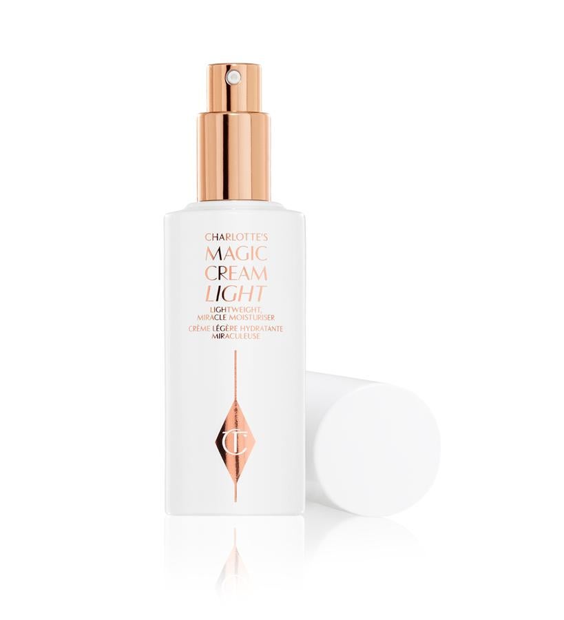 La versión ligera de la galardonada Charlotte’s Magic Cream contiene una fórmula que incluye replexium, vitamina E y citystem para proporcionar hasta 24 horas de hidratación. Deja un acabado satinado liso.  Magic Ligth de Charlotte Tilbury  (90 € ).