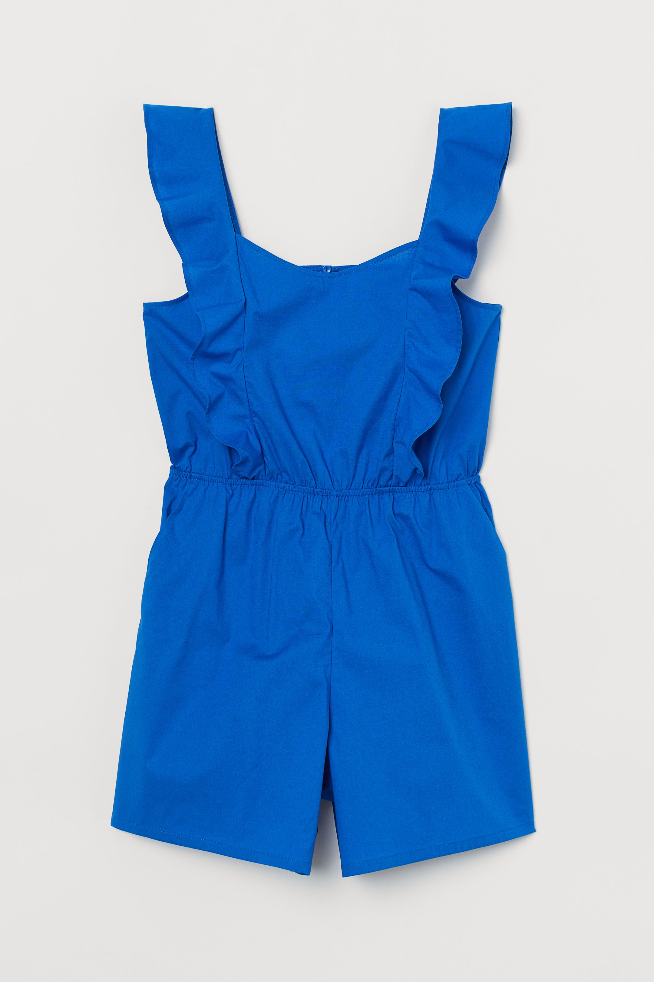 Tejido fresquito y fluido de algodón en color azul eléctrico con volantes tanto en la espalda como en el escote. (29,99 euros).