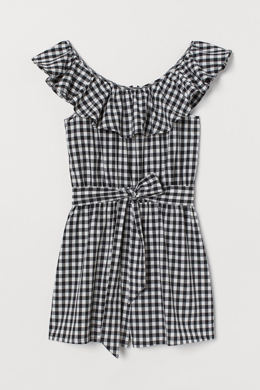 Mono escote barco con volantes y estampado de cuadros vichy. Puro verano. (29,99 euros en Amazon).