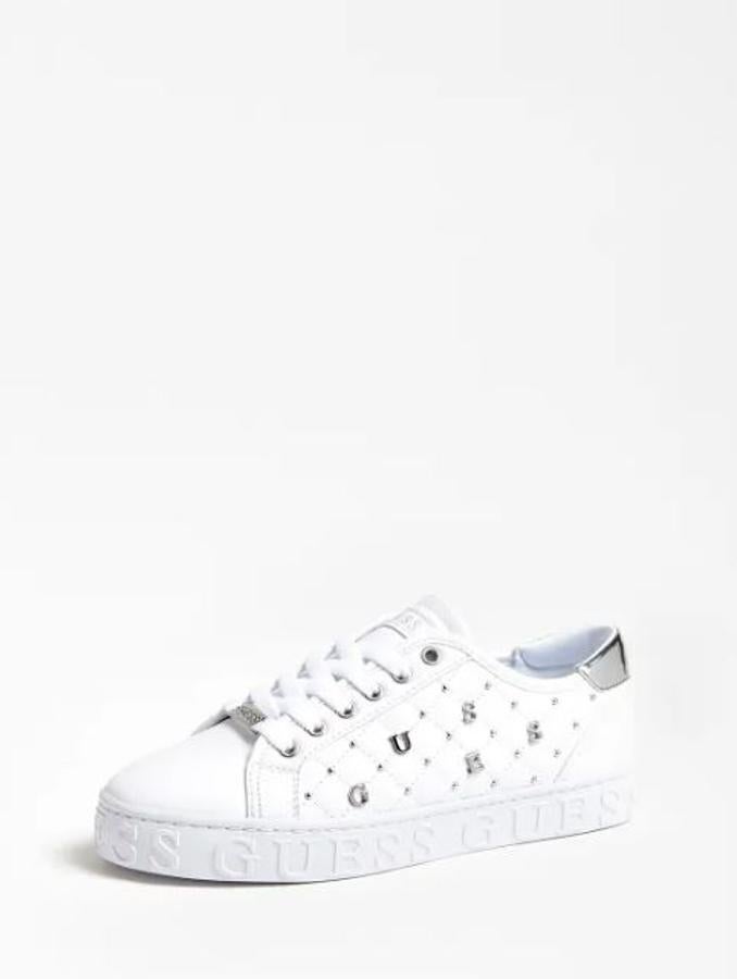 Con talón plateado y apliques, de Guess (99 euros).