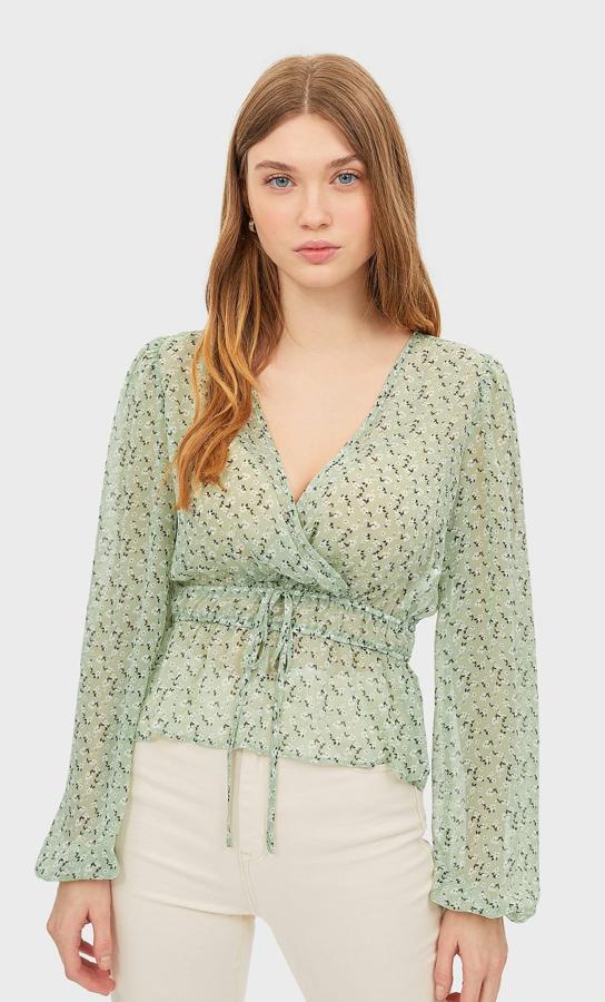 Escote de pico y diseño cruzado para esta blusa semitransparente en verde pastel con cintas a tono para ajustar la cintura. Costaba 15,99 euros y ahora podemos comprarla por 7,99 euros en las tallas XS, S y M.