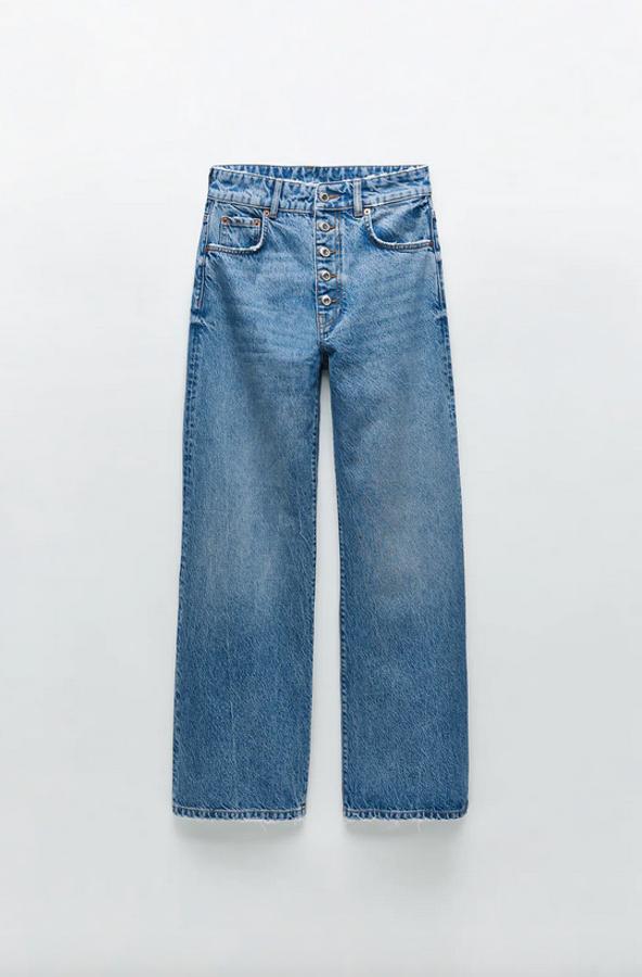 Para las más tradicionales en lo que a color se refiere Zara tiene estos vaqueros de pernera ancha y tiro bajo, con botonadura metálica vista en color azul. Tienen un precio de 29,95 euros y están disponibles entre las tallas 34 y 46.