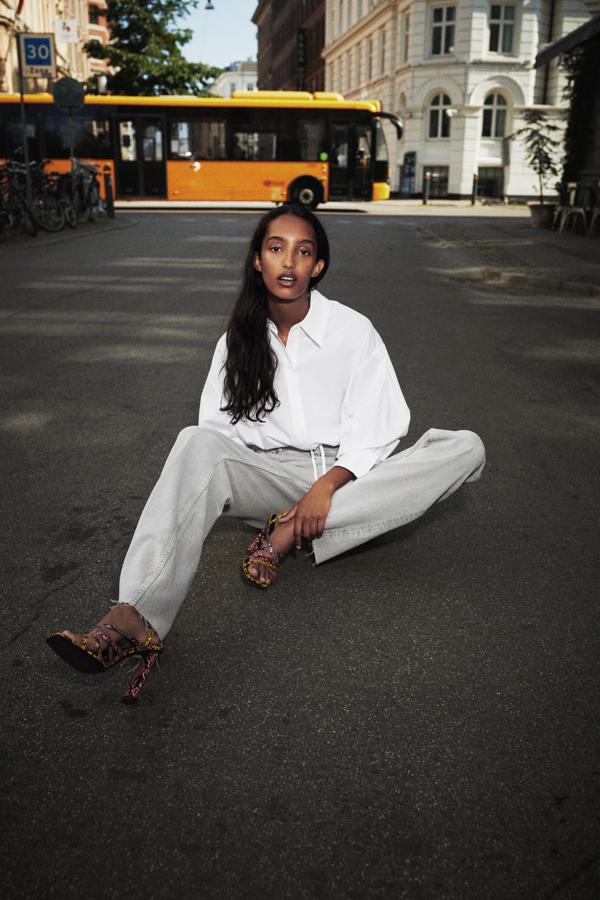 En gris ahumado, con tiro bajo, pernera ancha y bajos perfectos para tirar de tacón, estos vaqueros de Zara tienen un precio de 29,95 euros y están disponibles entre las tallas 34 y 46.