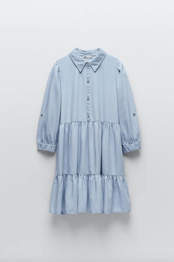 Diseño mini para este vestido de cuello solapa con manga por debajo del codo y bajo acabado con volante en azul claro. Con cierre frontal con botones joya, cuesta 29,95 euros y solo queda en las tallas S y L.