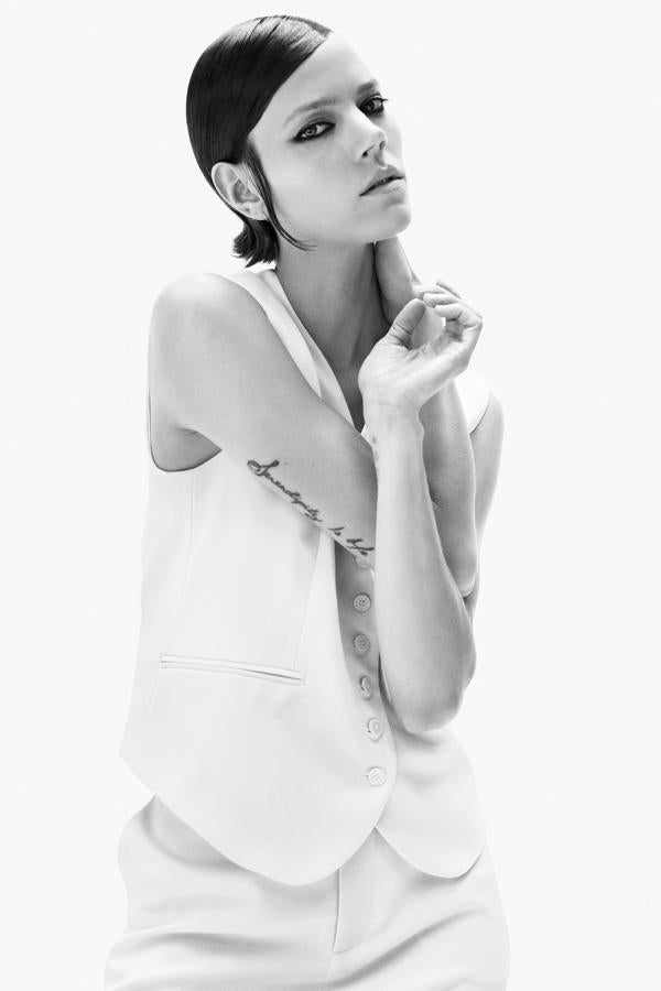 Chaleco entallado con escote de pico y manga sisa, falsos bolsillos de doble vivo en el delantero y trabilla con botones en espalda, de Zara (39,95 €).