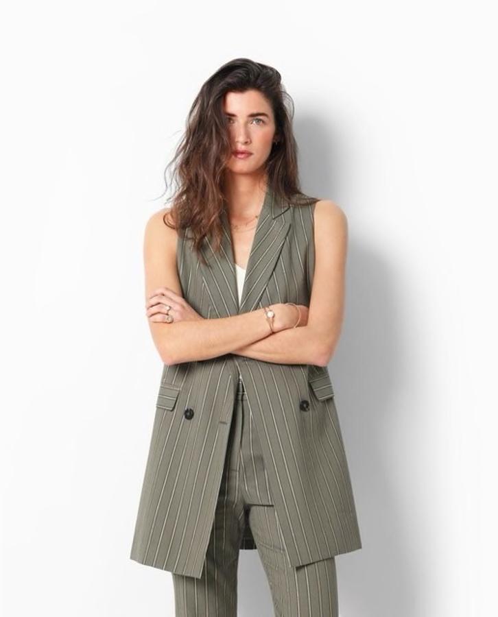 Chaleco largo con solapas de botonadura cruzada y con estampado de rayas verticales, de Scalpers 49,90 €).