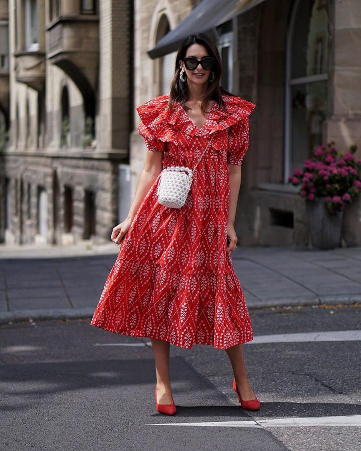De la nueva colección de Zara, este vestido rojo con calado inglés es uno de los más llamativos y espectaculares de las novedades de la firma de Inditex. Laetitia lo lleva de forma clásica, con unos salones rojos y un bolsito de perlas (39,95 euros).