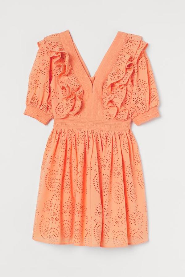 Este bonito vestido corto en color albaricoque viene con escote de pico pronunciado delante y detrás, volante doble en los hombros, mangas cortas abullonadas y falda con vuelo. Con el escote, los puños y la cintura fruncidos, tiene un precio de 69,99 euros y está disponible entre las tallas 32 y 50.