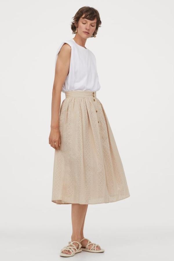 Diseño de talle alto con pretina ancha para esta falda en color beige claro con pliegues anchos fruncidos arriba y cierre de botones delanteros. Cuesta 39,99 euros y está disponible entre las tallas 32 y 50, pero solo se vende en la web.