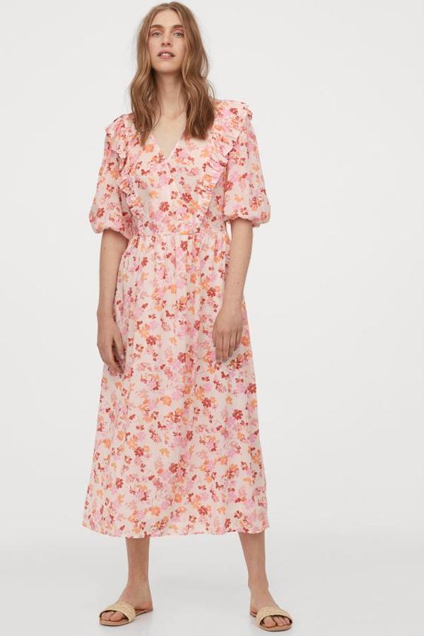 Confeccionado en mezcla de lyocell sostenible y viscosa, este vestido estampado en tonos naranjas, rosas y rojos viene con escote de pico, frente cruzado con botón coulto y volantes delanteros que continúan en la espalda. Con mangas cortas abullonadas y falda con ligero vuelo, tiene un precio de 39,99 euros y está disponible únicamente en la web de H&M entre las tallas XS y XXL.