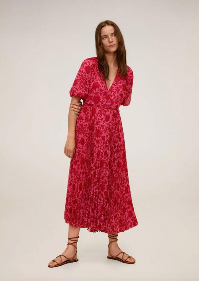 Diseño acampanado y falda plisada para este vestido con cuello de pico, mangas cortas y cintra a tono en la cintura con cierre de lazo. Cuesta 79,99 euros y está disponible entre las tallas XS y XL.