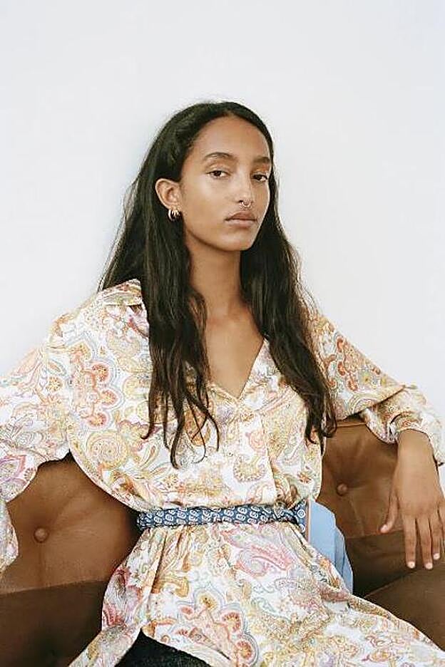 Este es el vestido que hemos fichado en la nueva colección de Zara. Un vestido mini estampado al que le vamos a sacar mucho partido por 29,95 euros.