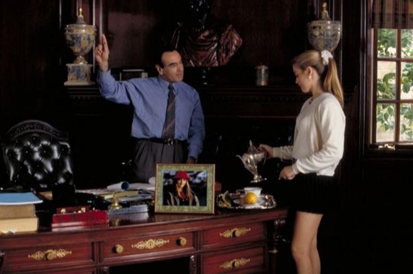 Puedo hablar en primera persona y lo voy a hacer. Aún guardo coleteros de mi adolescencia que he vuelto a sacar este mismo año. En los 90 no eras nadie si tu coleta estaba sujeta con una simple goma y Cher no podía ser menos.