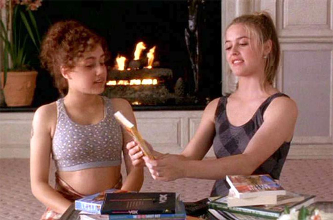 Ahora nos creemos guays con mallas de ciclista y tops de deporte para salir a la calle. Tai (interpretada por Brittany Murphy) y Cher 8Alicia Silverston) ya lucieron en la película sus mejores galas de sport. Esta escena es una de las pruebas.