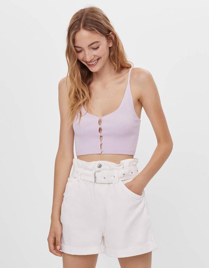 Con cintura paperbag y cinturón a tono, estos shorts de Bershka con vuelta en el bajo cuestan 19,99 euros y están disponibles entre las tallas 32 y 40.