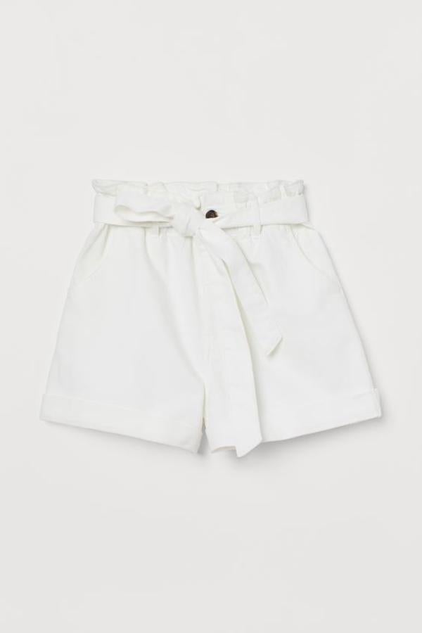 En denim grueso de algodón, estos shorts de H&M son de talle alto con cintura paper bag elástica, con cintura de anudar extraíble, bolsillos trasero y bajos vueltos cosidos. Cuestan 29,99 euros y solo quedan en la talla 38.
