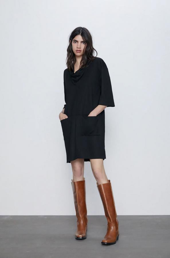 Diseño amplio y cuello fluido para este vestido negro con mangas tres cuartos y bolsillos de plastrón frontales. Con bajos con aberturas laterales, costaba 22,95 euros y todavía podemos encontrarlo en las tallas S y L por 9,99 euros.