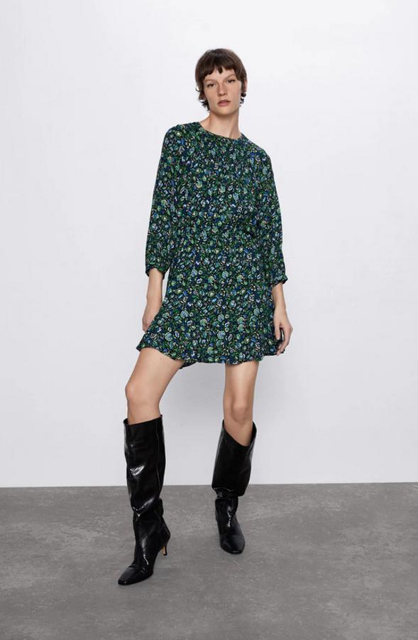 Mangas largas y bajo acabado en evasé para este vestido estampado en tonos verdes y azules, con cuello redondo y manga larga. De 29,95 euros ha pasado a 9,99 euros y está disponible en las tallas S y L.