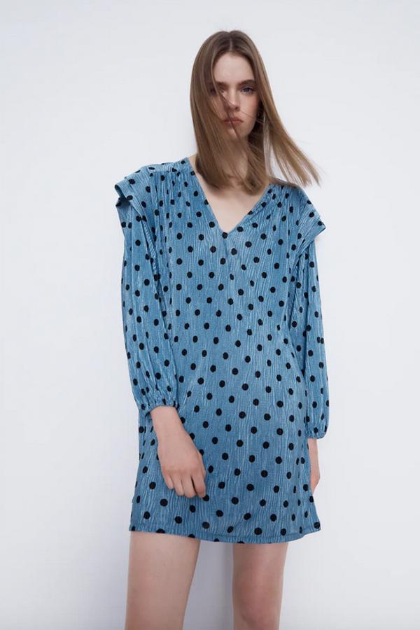 En azul medio con estampado de lunares, este vestido de corte recto con escote de pico y manga larga acabada en puño elástico, viene con aplicaciones de tejido combinado a tono en los hombros con pliegues. Tenía un precio de 17,95 euros ha pasado a 9,99 euros y podemos encontrarlo en las tallas S, M y L.