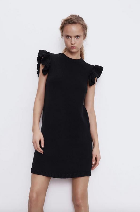 Cuello redondo y manga sisa con volantes para este vestido negro con acabados en rib que costaba 25,95 euros y ahora podemos encontrar por 9,99 euros en la talla S.