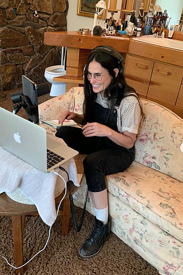 El despacho alternativo de Demi Moore: en el sofá del cuarto de baño.