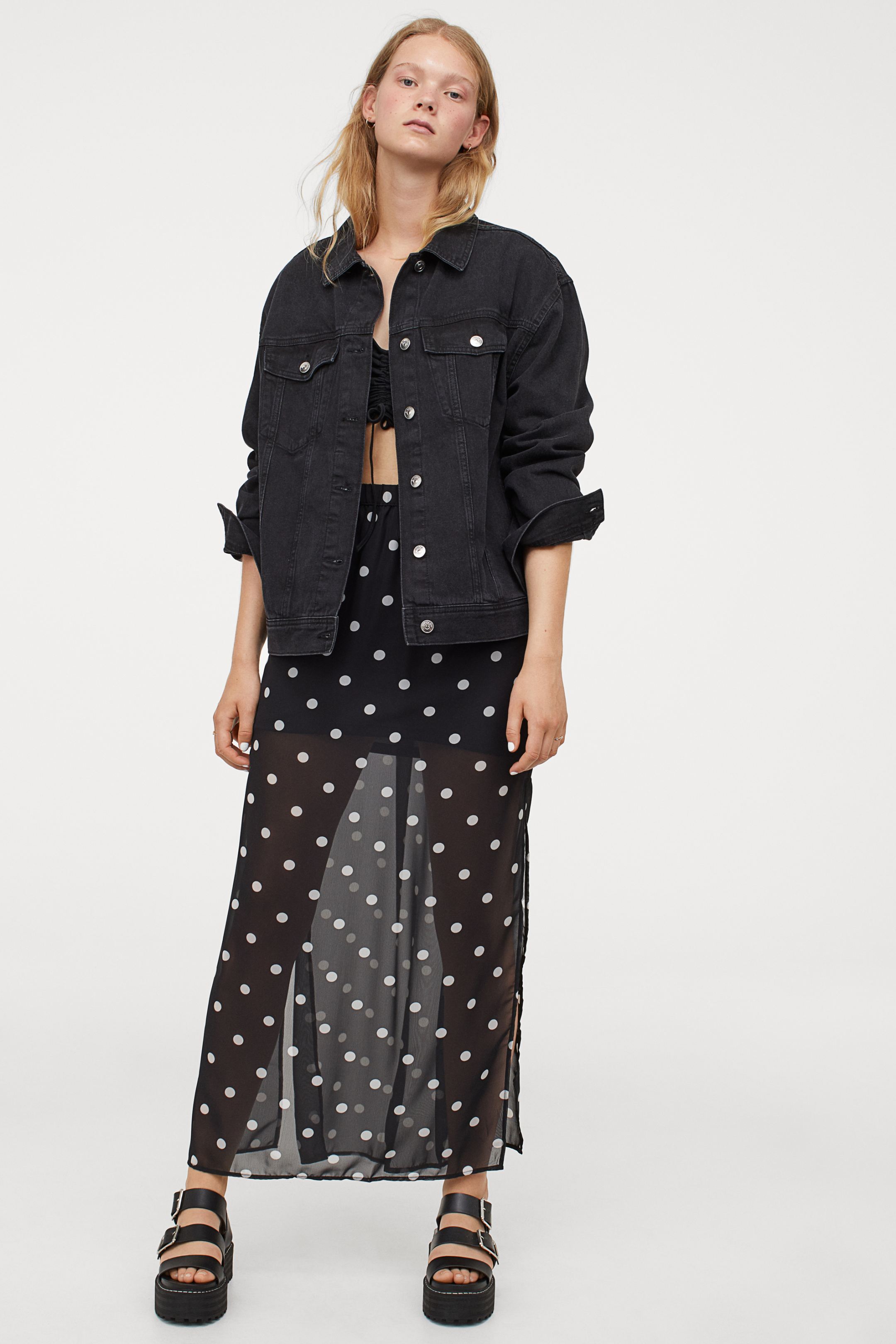 No pierdas de vista los lunares porque siguen llevándose en verano y volverán pisando fuerte este otoño. Hazte con esta falda de gasa en negro de la nueva colección de H&M por 9,99 euros.