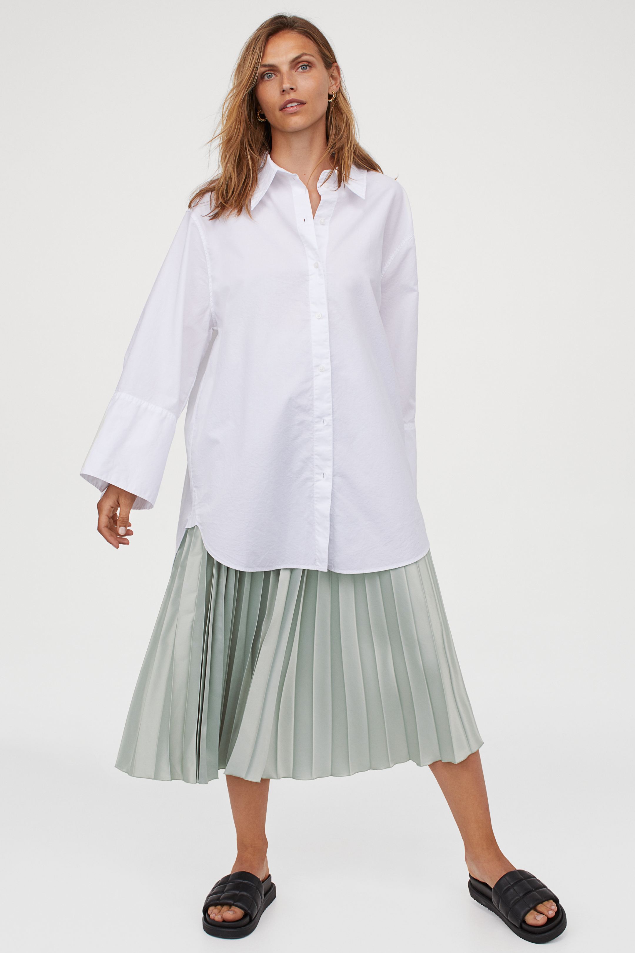 Falda plisada en tejido satinado y color verde agua. Una apuesta para verano (y para otoño) que es pura tendencia y que combina a la perfección con cualquier otra prenda. Fíchala entre las novedades de H&M. (39,99 euros).