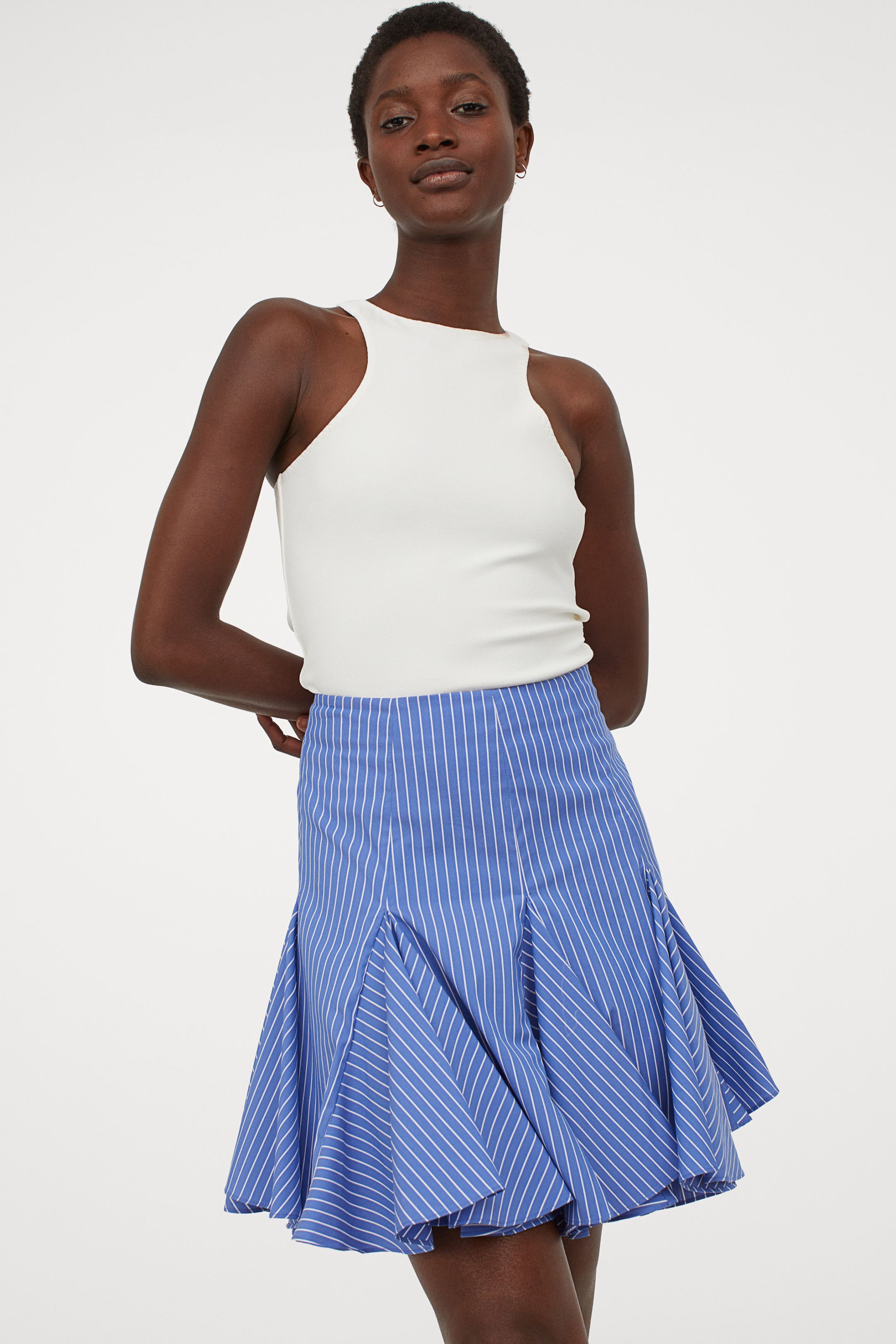 Refrescante y muy veraniega: falda de vuelo con tejido elástico y estampado de rayas de la nueva colección de H&M. (39,99 euros).