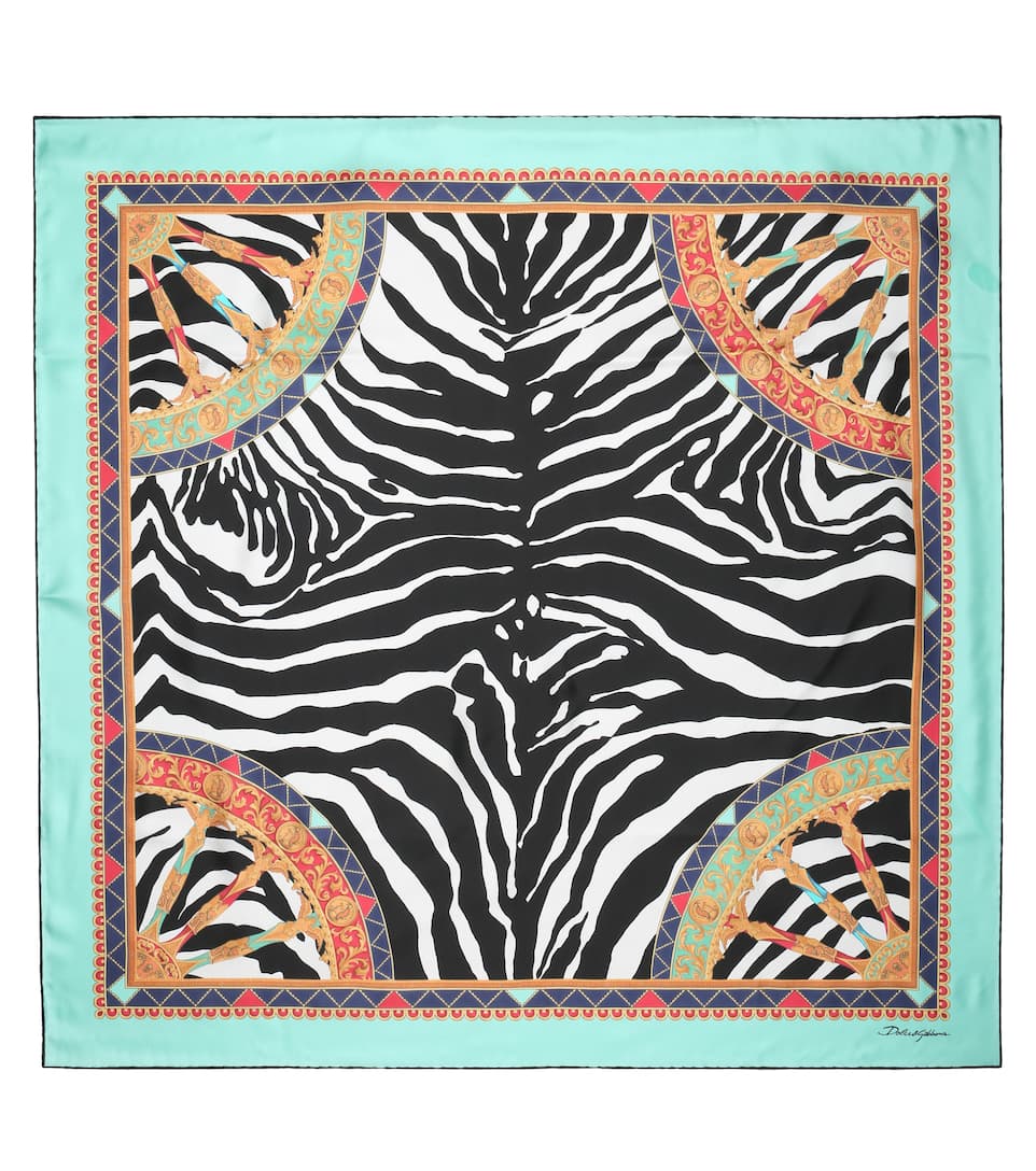 Con estampado de cebra y motivos barrocos. Un pañuelo de seda de Dolce&Gabbana por 295 euros en MyTheresa.