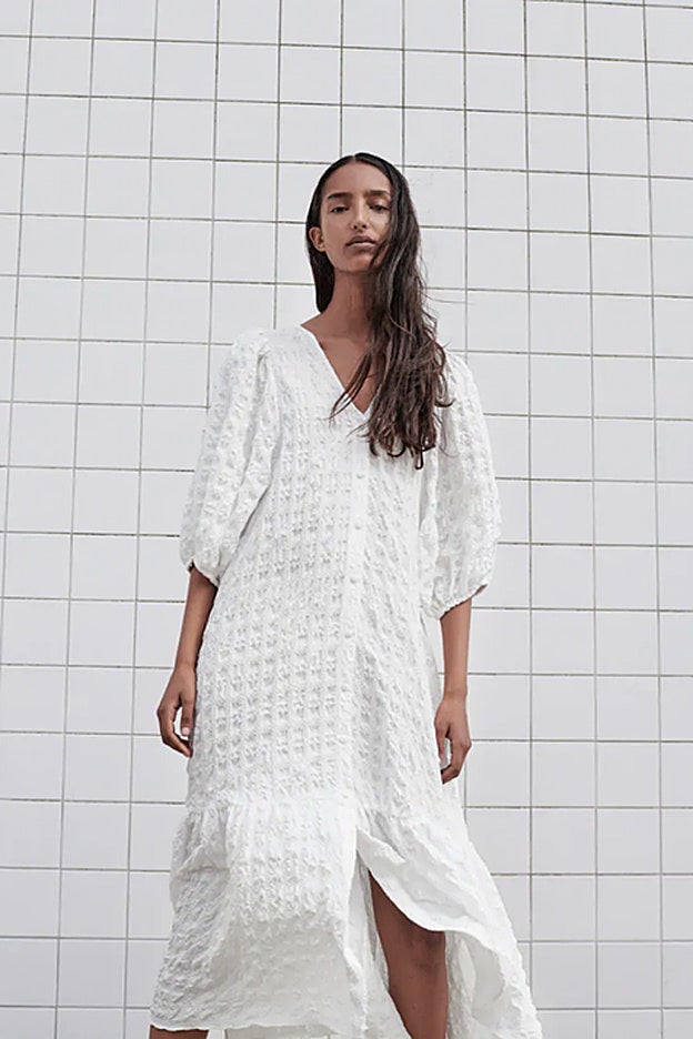 Vestido abotonado en un tejido con textura de Zara.