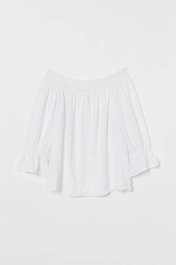 En tejido vaporoso con bordado inglés, esta blusa de hombros descubiertos de H&M viene con manga larga con parte superior fruncido y puños elásticos con volante. Costaba 24,99 euros y ahora podemos comprarla por 10,99 euros, está disponible entre las tallas 32 y 38 y en la 42.