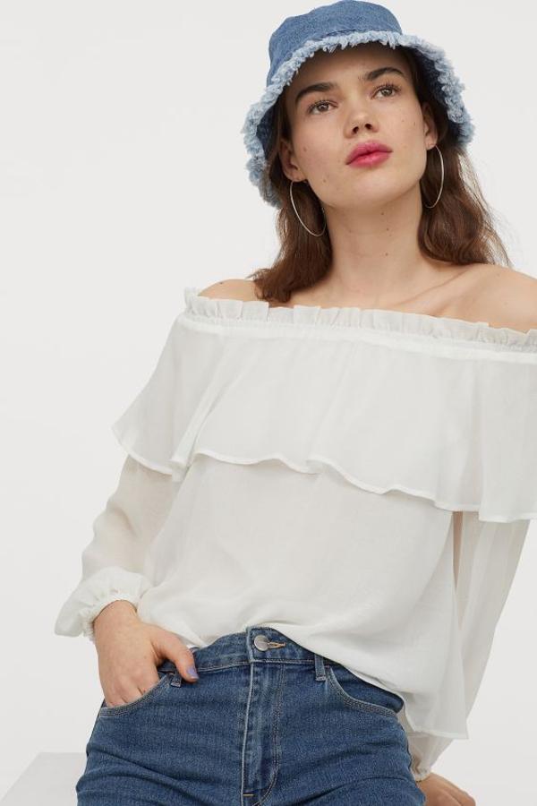 En tejido vaporoso con efecto arrugado, esta blusa con hombros al descubierto de H&M viene con elástico con volante amplio arriba y mangas largas ligeramente amplias con puños elásticos. Tiene forro de punto y de 19,99 euros ha pasado a 8,99 euros. Está disponible únicamente en las tallas 34 y 40.