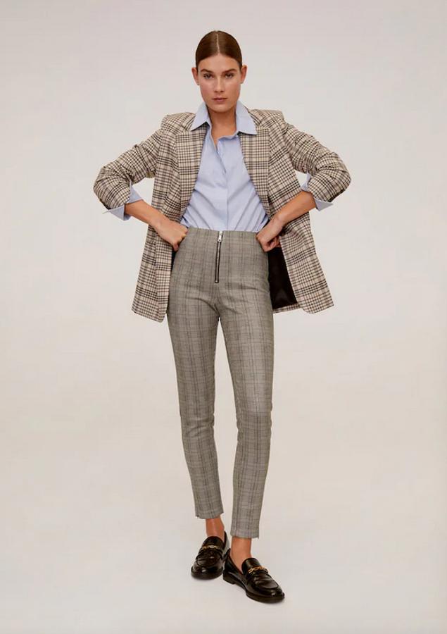 Con cierre de cremallera en el frontal y diseño entallado de cuadros, estos pantalones pitillo de Mango tenían un precio de 22,99 euros y ahora están a 9,99 euros entre las tallas XS y XL.