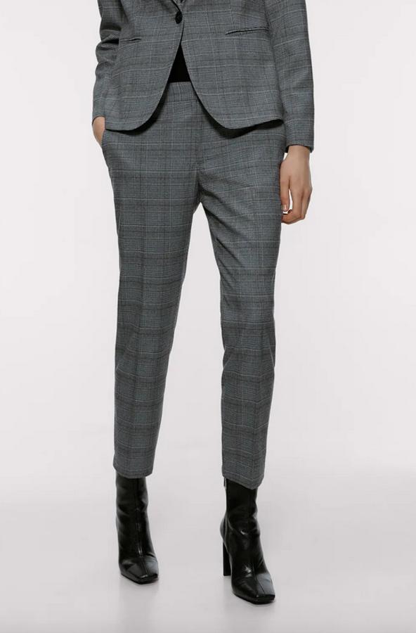 Otra de las propuestas que hemos encontrado en Zara es este pantalón de tiro medio con bolsillos delanteros y estampado de cuadros en tonos grises. De 19,95 euros ha pasado a 9,99 euros y todavía queda en las tallas 34, 36 y 38.
