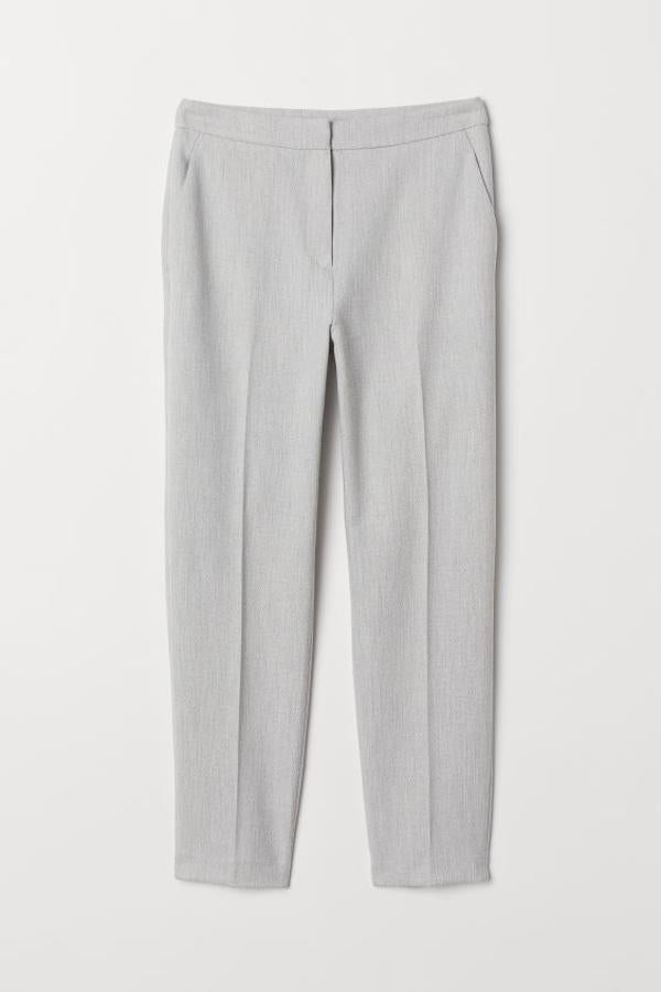 En gris claro, con cintura estándar y bolsillos al bies, estos pantalones pitillo de H&M en gris claro tenían un precio de 29,99 euros y ahora podemos comprarlos por 15,99 euros entre las tallas 32 y 46.