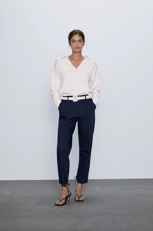 En azul marino y con tiro alto, estos pantalones pitillo de Zara vienen con detalle de cinturón a contraste en color blanco. De 25,95 euros ha pasado a 9,99 euros y está disponible entre las tallas XS y XL.