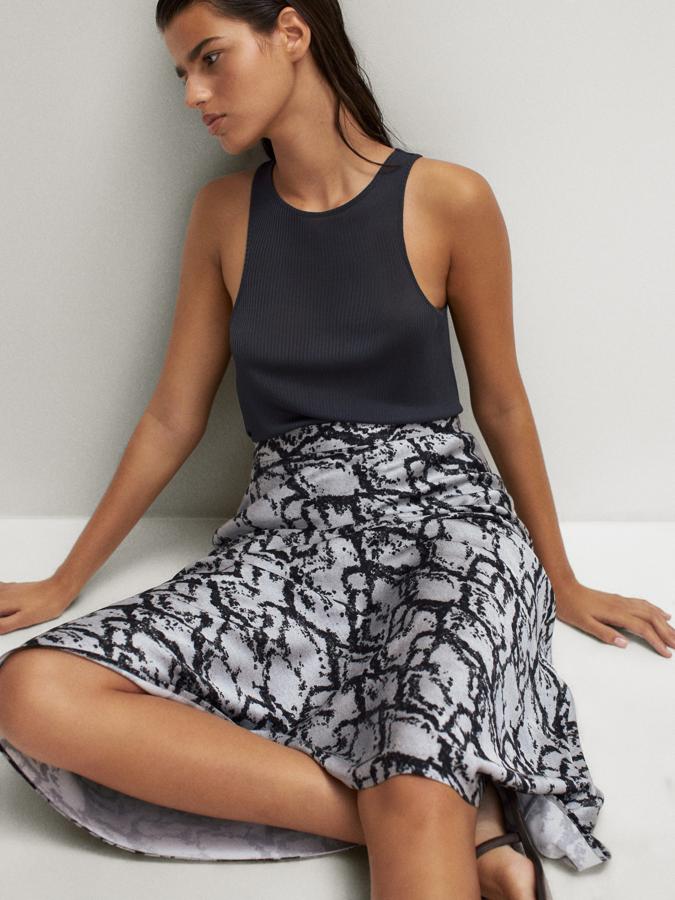 Falda con un estampado parecido al animal print de serpiente, pero más sutil, de las segundas rebajas de Massimo Dutti (25,95 euros).