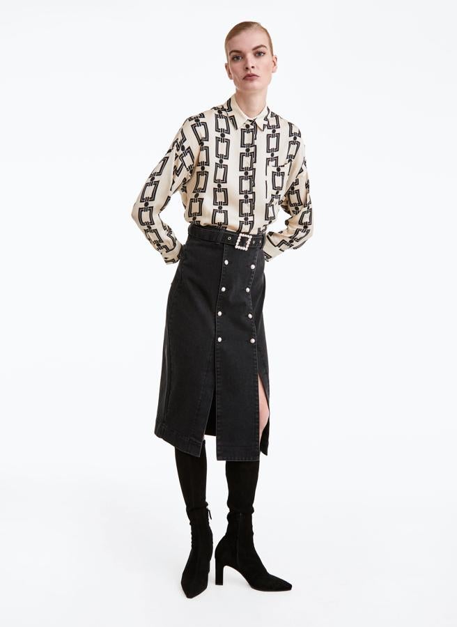 Para la vuelta a la oficina en septiembre. Para eso queremos esta maravilla de falda midi de las segundas rebajas de Uterqüe, en tejido vaquero, con botones y aberturas (59,95 euros).