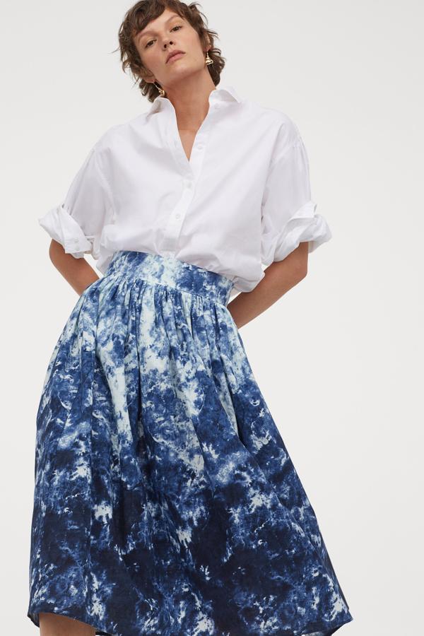 Un estampado que nos recuerda al tie dye, perfecto para un look veraniego con camiseta o body en color blanco. La falda es de las segundas rebajas de H&M (21,99 euros).