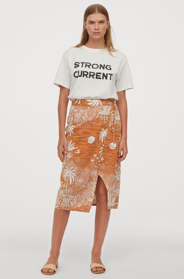 ¿Una falda pareo para llevar a la playa? Está en las segundas rebajas de H&M y es esta con estampado tropical (12,99 euros).