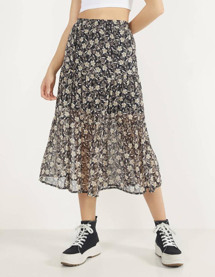 Falda midi de gasa, con estampado de flores perfecta para llevar con Converse, de las segundas rebajas de Bershka (9,99 euros).
