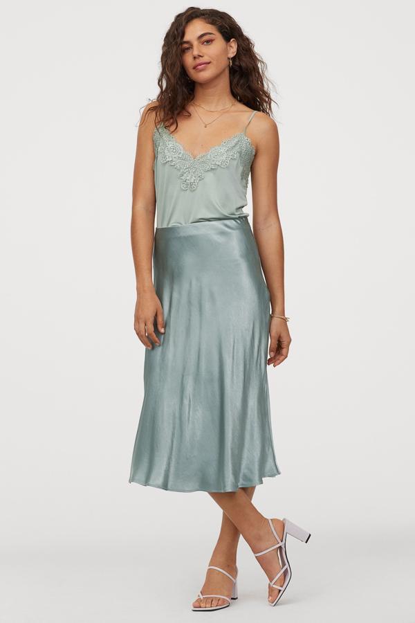No hay nada mejor que un look de verano para la noche con una falda satinada. Esta en verde menta es de las segundas rebajas de H&M (17,99 euros).
