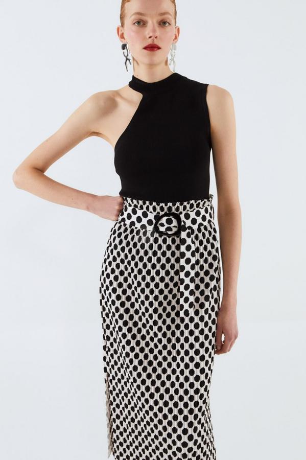 De tubo pero cómoda, plisada y con cinturón, así es la falda más bonita de las segundas rebajas de Sfera y cuesta muy poco (15,99 euros).