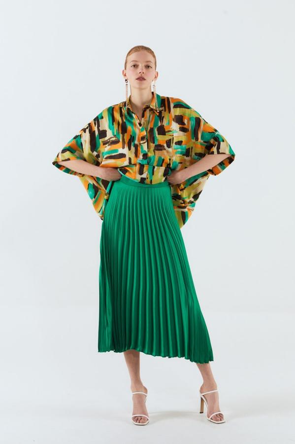 El verde es el tono más buscado de los últimos meses. Y en una falda plisada como esta de las segundas rebajas de Sfera queda así de bien. Un tono 100% favorecedor para llevar con una parte de arriba estampada (15,99 euros).