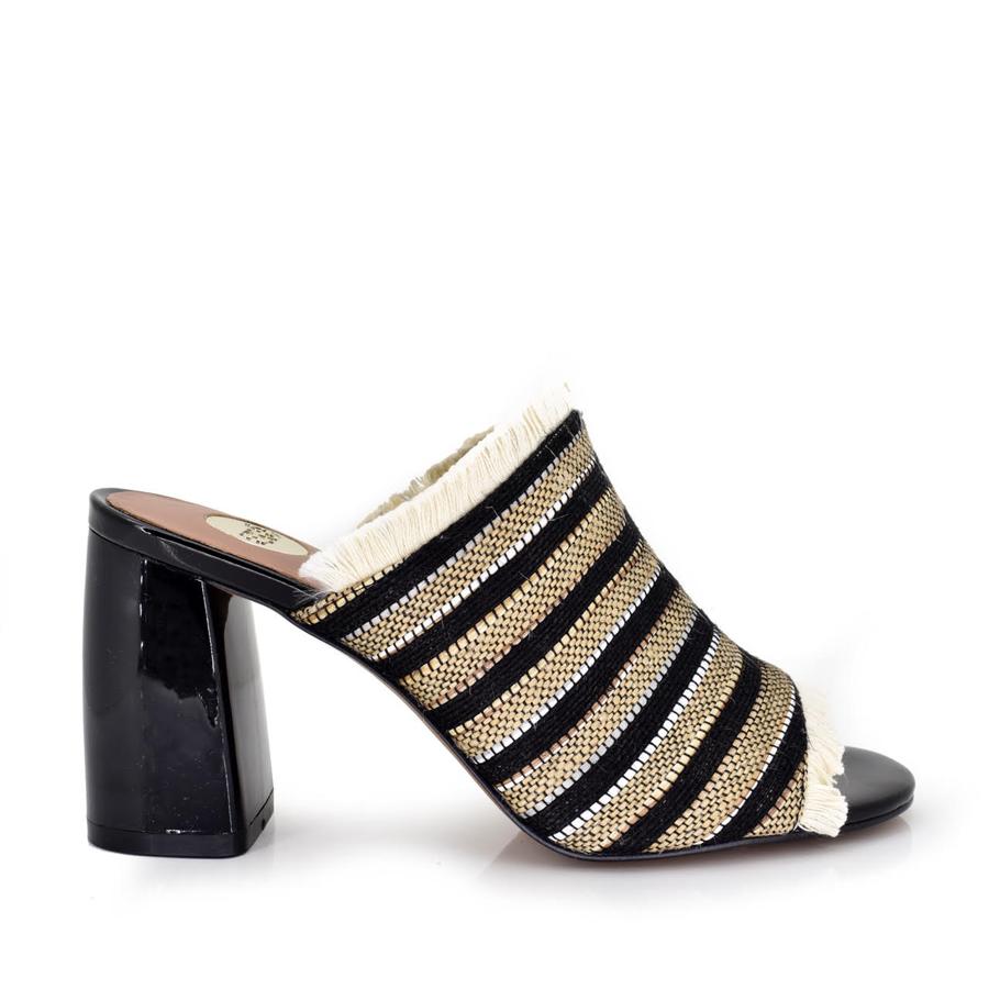 Con tacón acharolado y empeine de rayas combinado con flecos, de Exe.