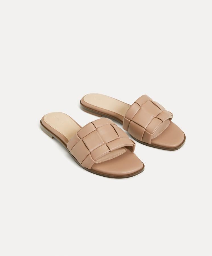 En color beige y con tira acolchada, de Oysho (29,99 euros).