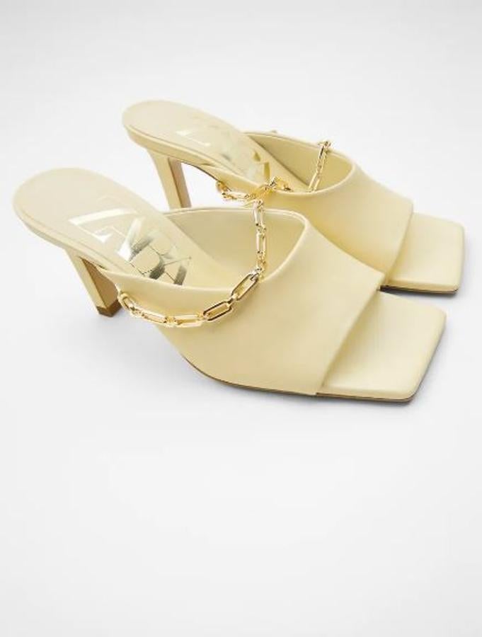 De tacón, en color vainilla y con cadena, de Zara (39,99 euros).