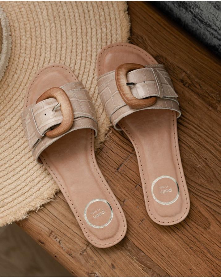 Planas con tira con hebilla de madera, de Polín et moi (49,99 euros).