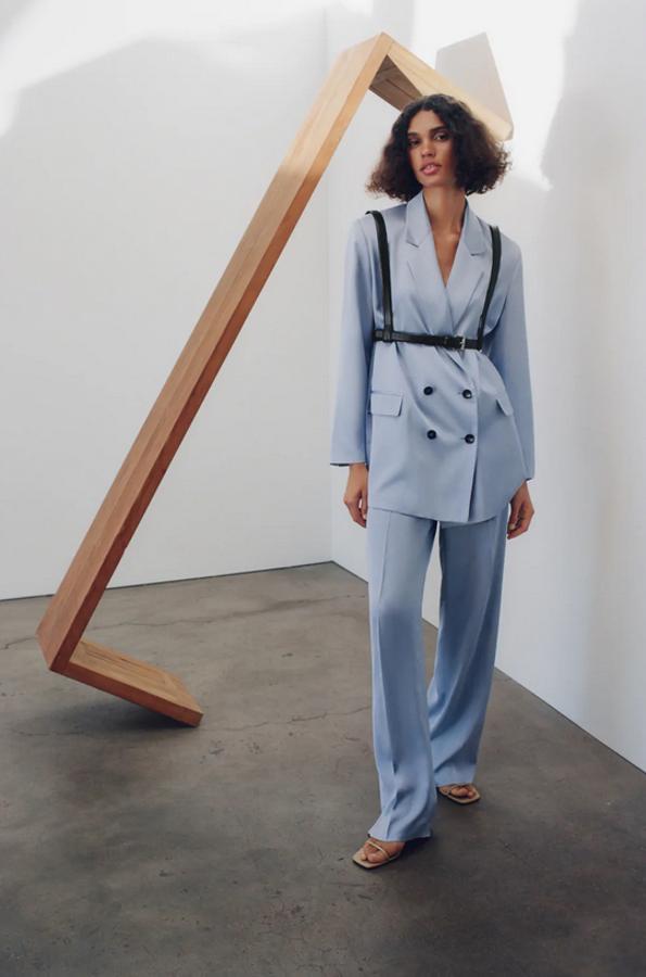 En color celeste, este traje está compuesto por una blazer de cuello y solapa, mangas largas y hombros marcados y un pantalón de tiro alto y pernera ancha. La primera cuesta 49,95 euros, el segundo 29,95 euros.